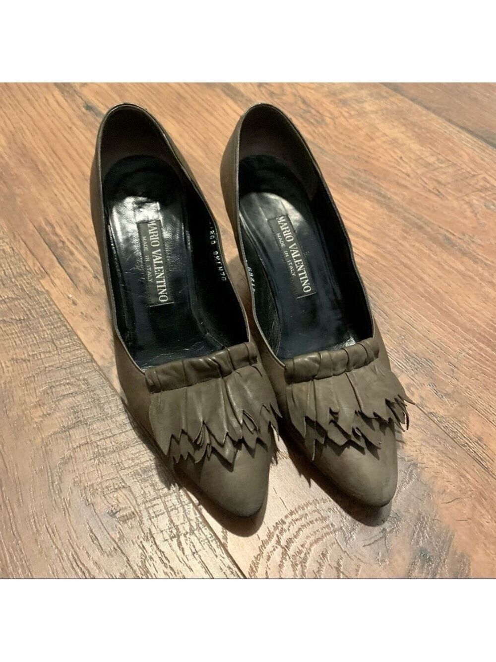 Mario VALENTINO grey leather heels. Made in Italy. Size 7.5